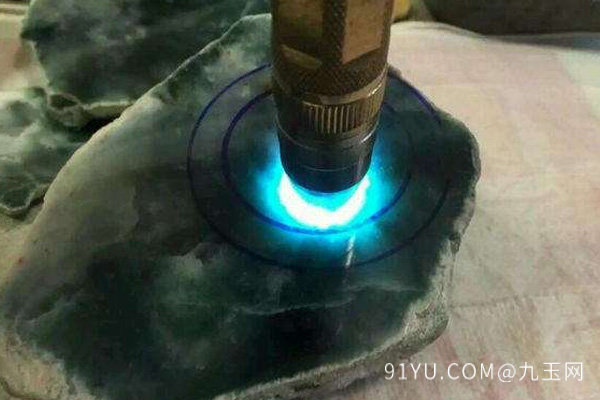鉴别翡翠原石的工具都有哪些