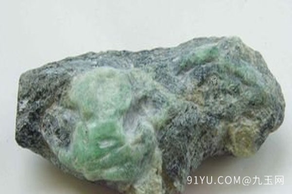 丽江翡翠原石特点