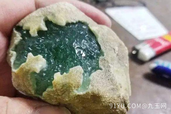 广安莫西沙翡翠原石特点