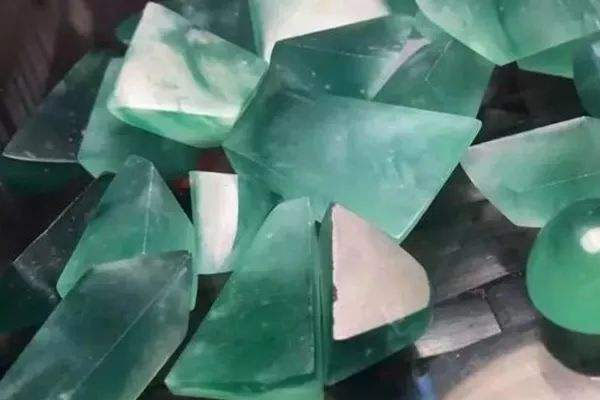 木那果冻级别的翡翠原石你见过吗？今天带你来见识一下