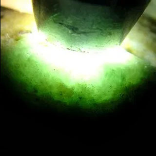 翡翠原石怎么变成白石了