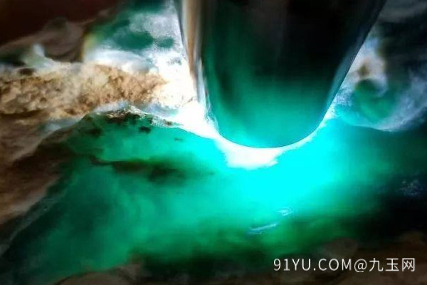 翡翠原石黑皮壳2.jpg