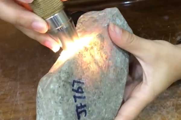 翡翠原石皮子怎样去