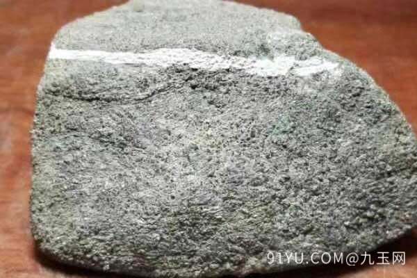 豆种翡翠原石怎样打磨
