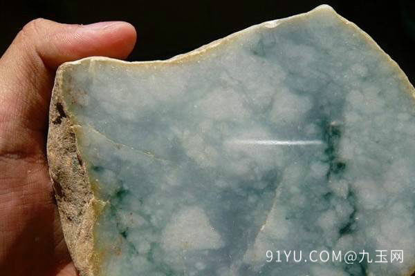 开窗的翡翠原石怎么看种水