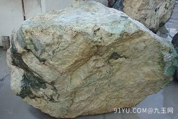 打灯怎么看翡翠原石和普通石头