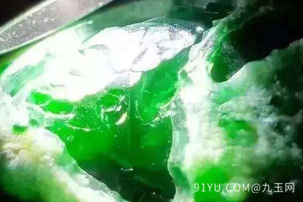 各敞口翡翠原石的特点