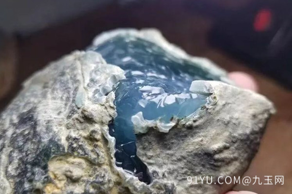 赌石场口翡翠原石特点