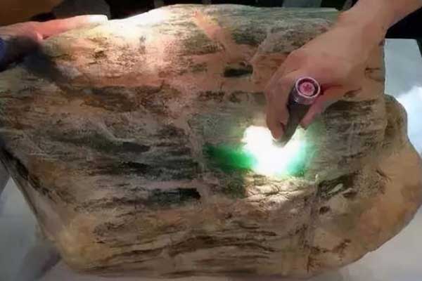翡翠原石包浆皮和脱砂哪个好？翡翠原石包浆皮出自哪个场口？