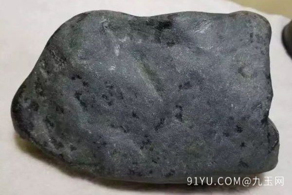 各翡翠原石的特点