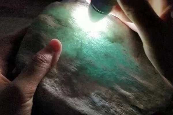晴水种翡翠原石价格