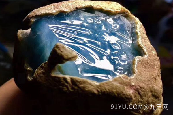 开窗的翡翠原石怎么看种水