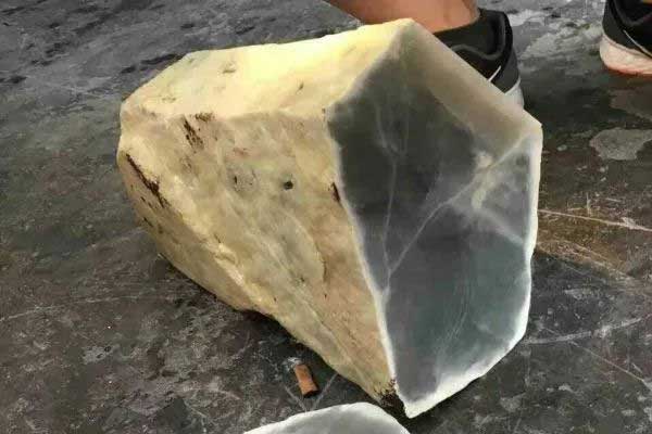 缅甸翡翠原石在哪里可以买到？翡翠原石去哪购买？
