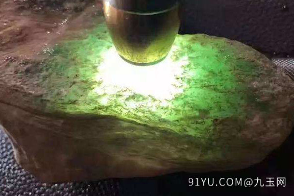 开窗翡翠原石如何判断种水