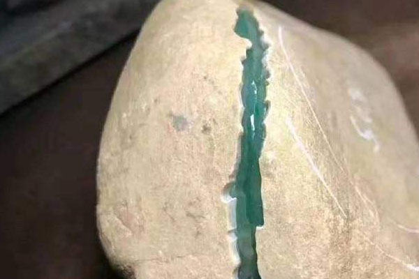 缅甸翡翠原石目前的价格行情 缅甸翡翠原石的价格
