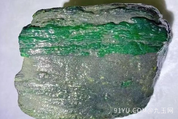 打灯怎么看翡翠原石和普通石头