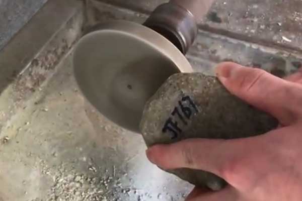翡翠原石手工如何去皮？翡翠原石去皮步骤