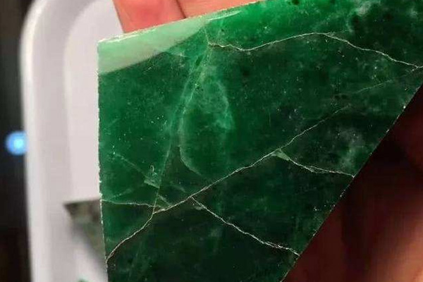 翡翠原石小裂应该怎样做 翡翠原石有裂怎么办