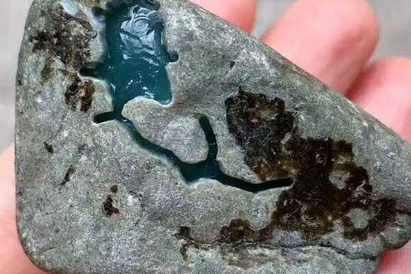  怎样看翡翠原石种水 看翡翠原石的种水有什么好的诀窍？