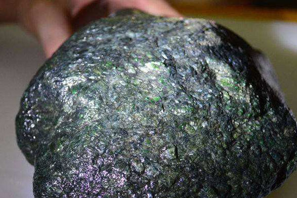 翡翠原石包头松花特点 翡翠原石有包头松花好吗？