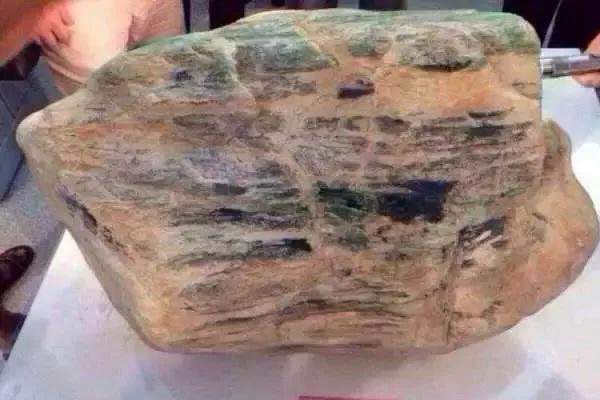 湖北翡翠原石价格多少 目前的翡翠原石价格