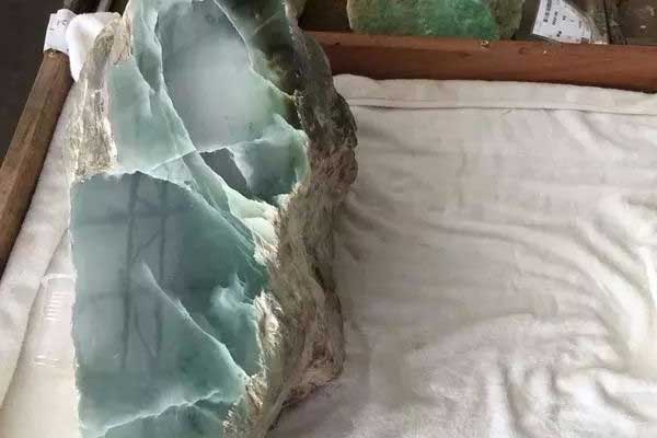 哪里能捡到翡翠原石 翡翠原石来自哪里