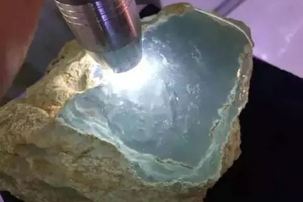怎样识别原石里有翡翠 翡翠原石怎么鉴别？