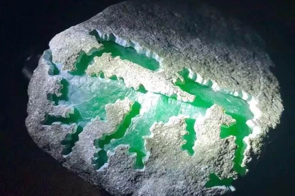 莫格隆场口的翡翠原石特点 哪个场口容易赌涨