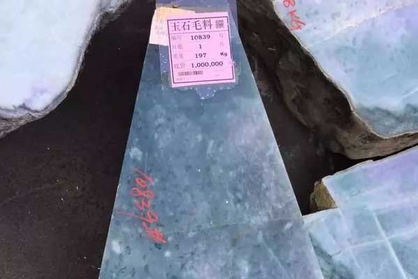 4吨巨无霸翡翠原石价格 翡翠原石价格怎么判断