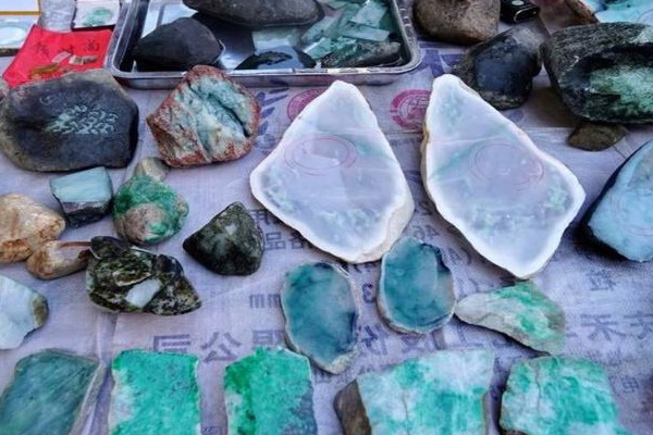 乌鲁木齐哪有回收翡翠原石的地方？看完你就明白了