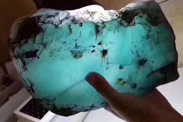 如何出手翡翠原石 翡翠原石价格怎么估算