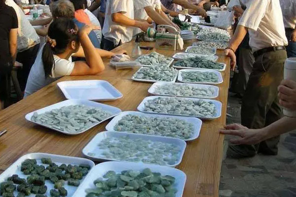  哪里能买到上好的翡翠原石 哪里买翡翠原石最好呢？