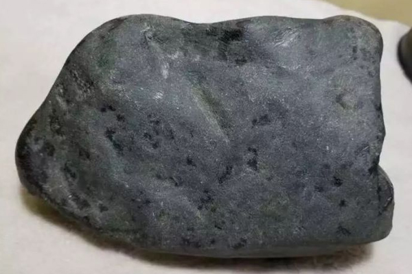 翡翠原石黑皮怎么样 翡翠原石重量和价值有关系吗