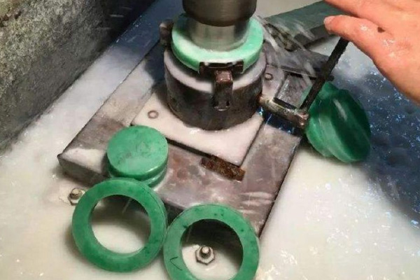翡翠原石哪里有加工的 翡翠原石是如何加工的