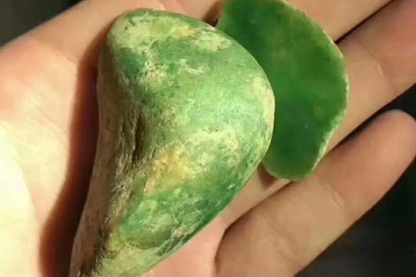 翡翠原石小挂件价格多少 翡翠原石小挂件如何挑选