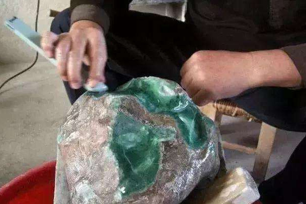 昆明私人加工翡翠原石价格多少 昆明翡翠原石市场在哪