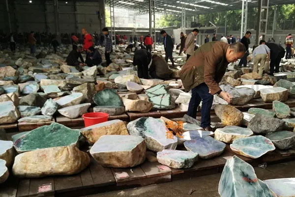 昆明哪里有翡翠原石加工成手镯的地方 昆明翡翠原石市场