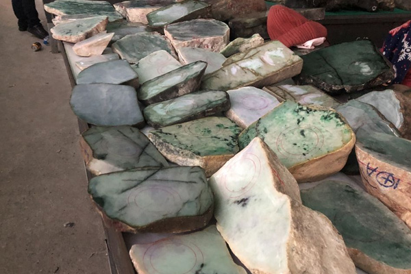 辽阳翡翠原石市场在哪 天然翡翠原石怎么辨别