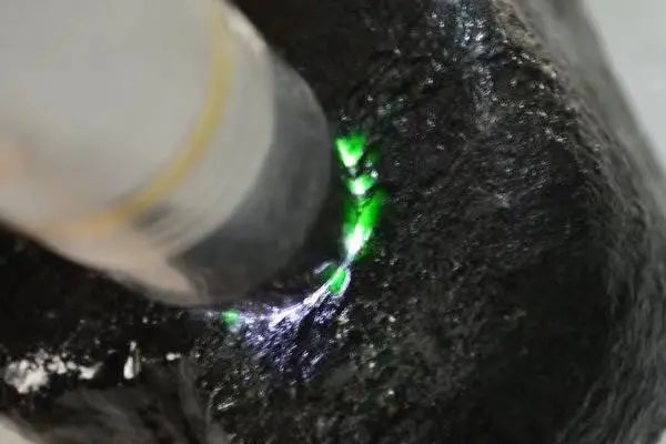 怎样判断原石有没有翡翠 怎么辨别翡翠原石