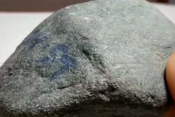 香格里拉水翻砂石翡翠原石特点 水翻砂翡翠原石出自哪个场口