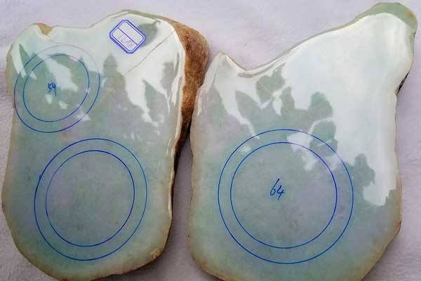 云南水翻砂石翡翠原石特点 水翻砂翡翠原石值钱吗？