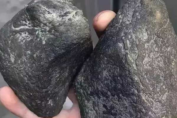 今年瑞丽翡翠原石的价格 今年翡翠原石多少钱一斤