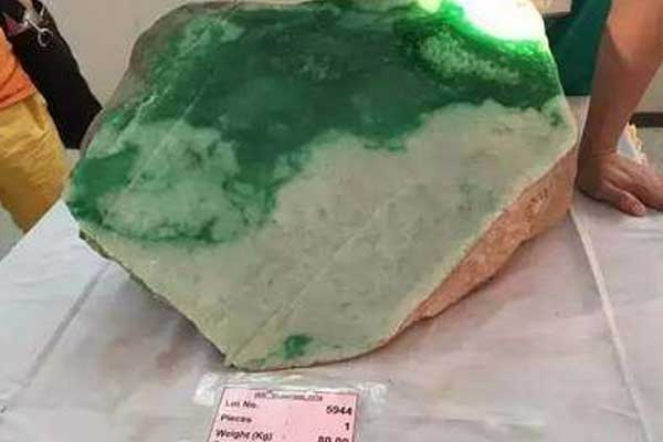 缅甸翡翠原石价格是多少 缅甸翡翠原石多少钱