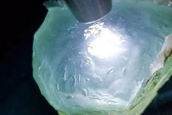 极品蓝水翡翠原石价格多少 什么是蓝水翡翠原石