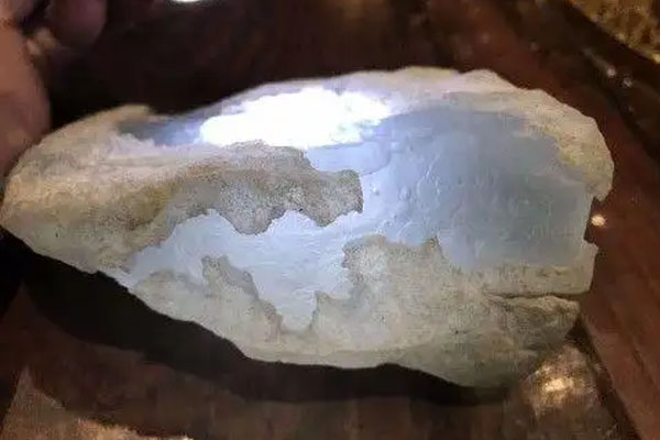 冰种翡翠原石怎样去皮 翡翠原石去皮的步骤