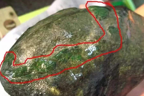 翡翠原石色带和种带的区别 什么是翡翠原石的蟒带