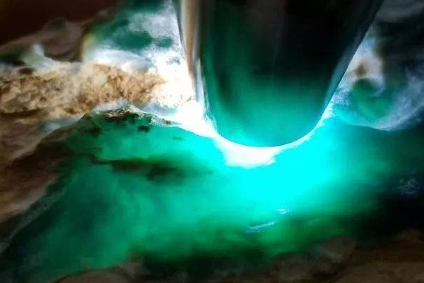 墨绿翡翠原石价格多少 墨绿翡翠原石值钱吗
