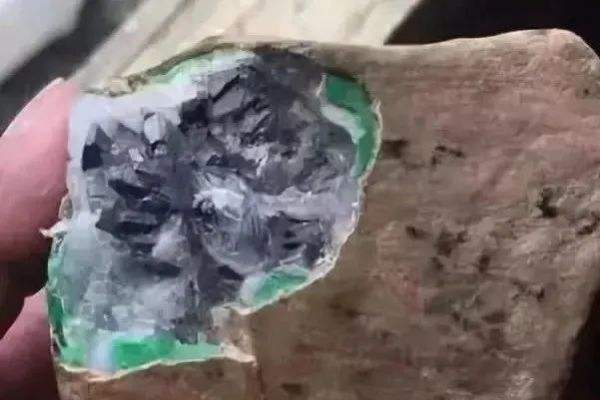 老缅翡翠原石做假方法 翡翠原石怎样鉴定真假