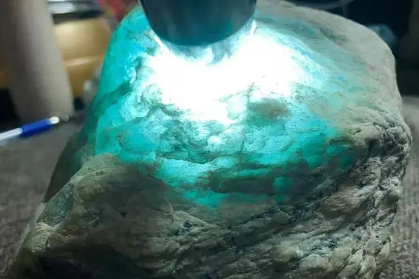 翡翠原石干青价格 干青翡翠值钱吗
