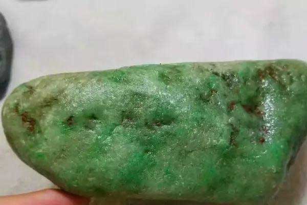 瑞丽翡翠原石市场价格 瑞丽的翡翠原石多少钱？